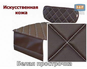 Коврик под детское автокресло-бустер. Искусственная кожа. Цвет: коричневый с белой прострочкой Ромб.
